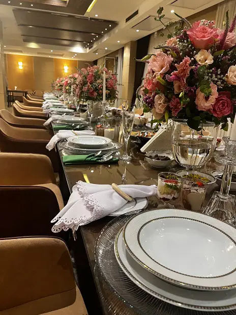 میز آرایی سرو نشسته